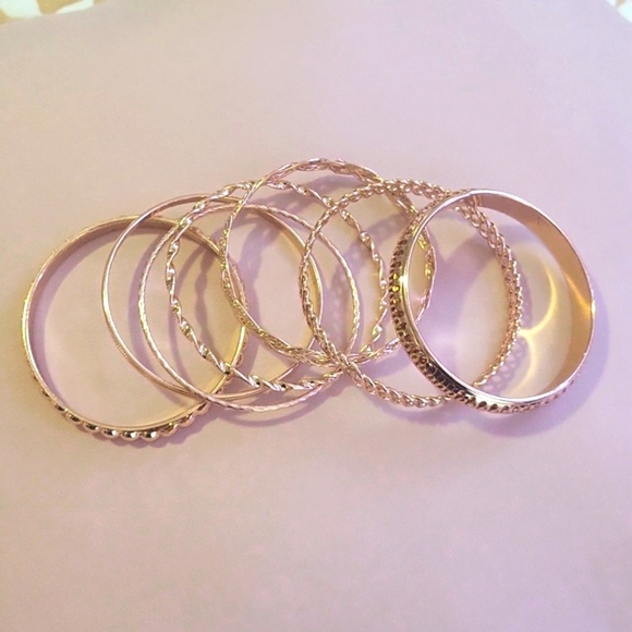 A set of 7 bracelets. - Picture 2 of 3